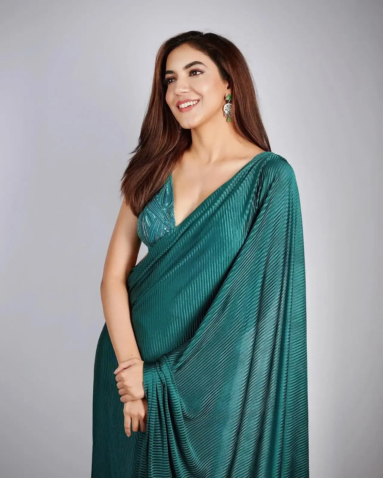 SOUTH INDIAN ACTRESS RITU VARMA IN SLEEVELESS GREEN SAREE 2